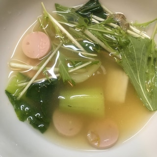 チンゲン菜、水菜と魚肉ソーセージの味噌汁